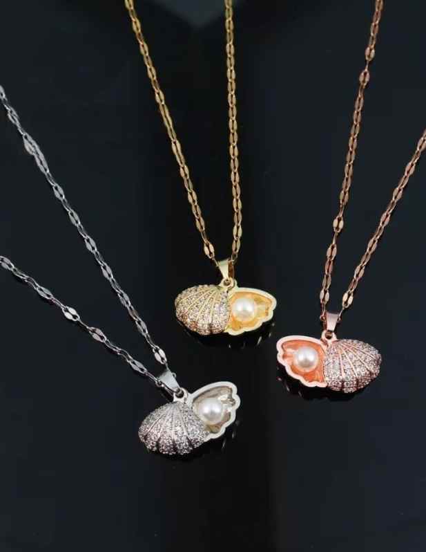Shell Pendant Necklace